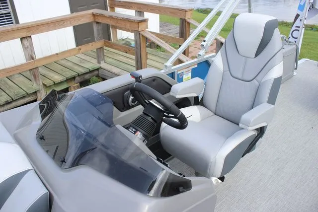 Slide: The Image of Tahoe LTZ - 23 FT Cruise Rear Bench 2025 - 6