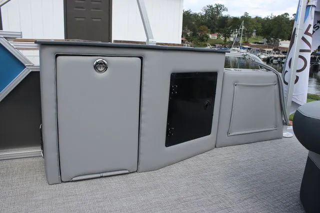 Slide: The Image of Tahoe LTZ - 23 FT Cruise Rear Bench 2025 - 7