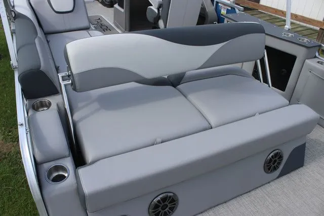 Slide: The Image of Tahoe LTZ - 23 FT Cruise Rear Bench 2025 - 9