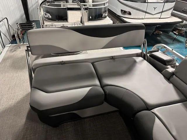 Slide: The Image of Tahoe LTZ - 21 FT Cruise Rear Bench 2025 - 10