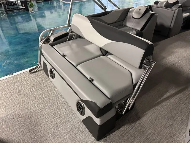 Slide: The Image of Tahoe LTZ - 21 FT Cruise Rear Bench 2025 - 11