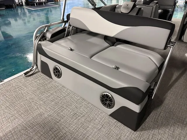 Slide: The Image of Tahoe LTZ - 21 FT Cruise Rear Bench 2025 - 12