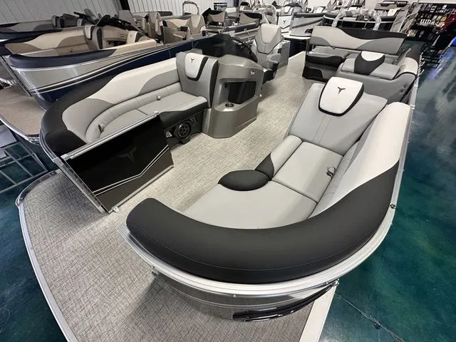 Slide: The Image of Tahoe LTZ - 21 FT Cruise Rear Bench 2025 - 4