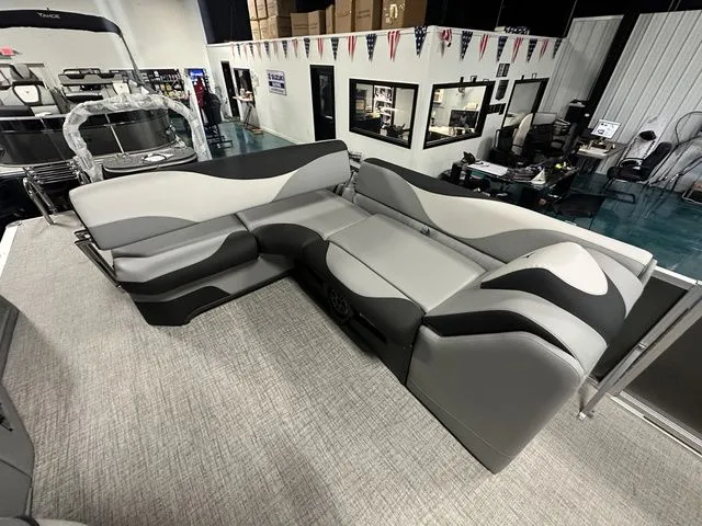 Slide: The Image of Tahoe LTZ - 21 FT Cruise Rear Bench 2025 - 6