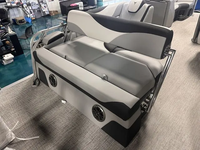 Slide: The Image of Tahoe LTZ - 21 FT Cruise Rear Bench 2025 - 7