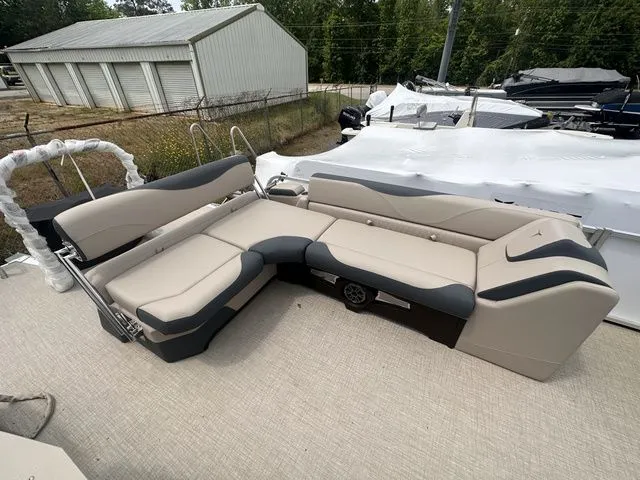 Slide: The Image of Tahoe LTZ - 23 FT Cruise Rear Bench 2025 - 10