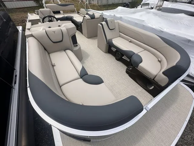 Slide: The Image of Tahoe LTZ - 23 FT Cruise Rear Bench 2025 - 11