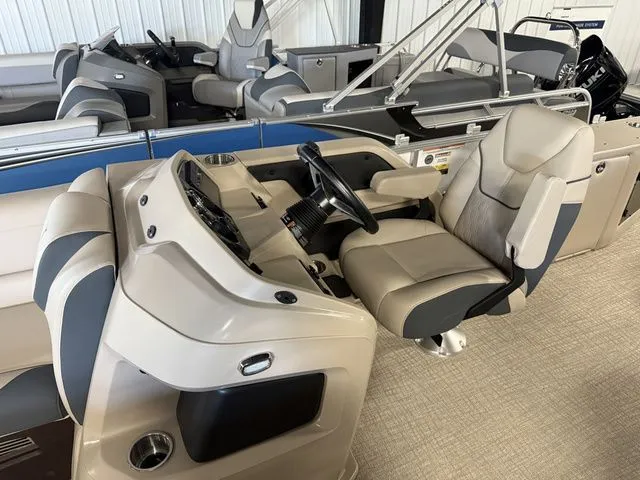 Slide: The Image of Tahoe LTZ - 23 FT Cruise Rear Bench 2025 - 3