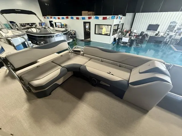 Slide: The Image of Tahoe LTZ - 23 FT Cruise Rear Bench 2025 - 5