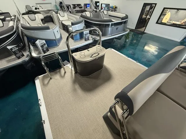 Slide: The Image of Tahoe LTZ - 23 FT Cruise Rear Bench 2025 - 6