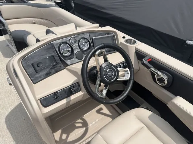 Slide: The Image of Tahoe LTZ - 23 FT Cruise Rear Bench 2025 - 7