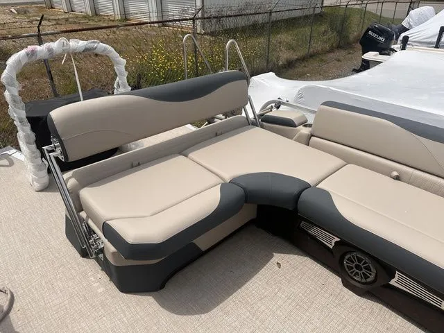Slide: The Image of Tahoe LTZ - 23 FT Cruise Rear Bench 2025 - 9