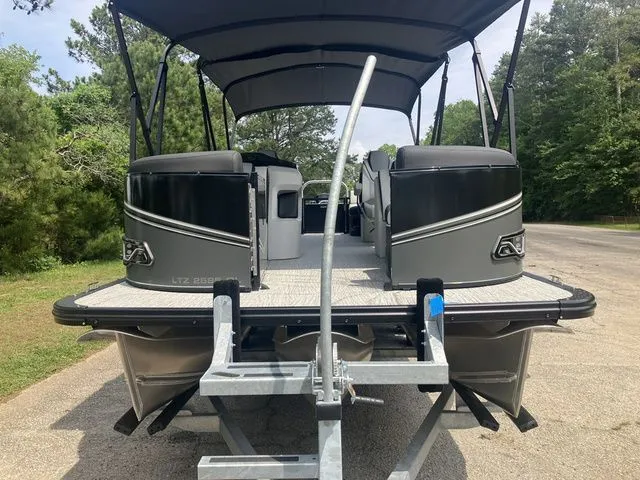 Slide: The Image of Tahoe LTZ - Quad Lounger 25' 2025 - 19