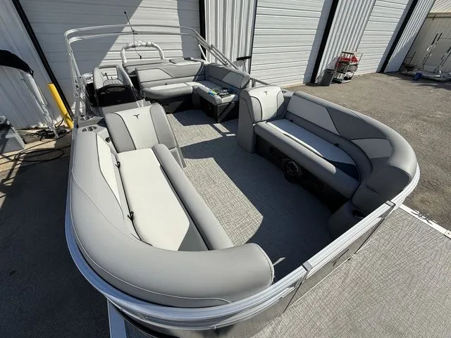 Slide: The Image of Tahoe Sport 85 - 21 FT Cruise 2026 - 11