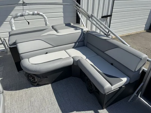 Slide: The Image of Tahoe Sport 85 - 21 FT Cruise 2026 - 12