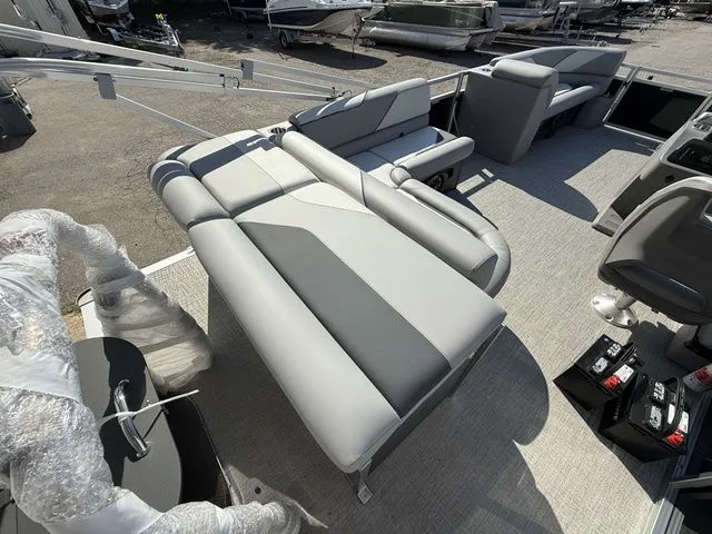 Slide: The Image of Tahoe Sport 85 - 21 FT Cruise 2026 - 15