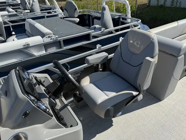 Slide: The Image of Tahoe Sport 85 - 23 FT Quad Lounger 2026 - 10