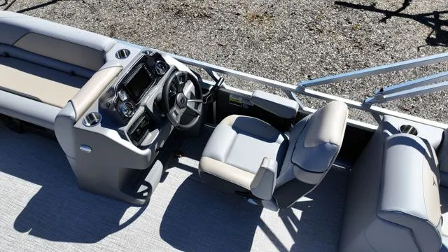 Slide: The Image of Tahoe Sport 85 - 23 FT Quad Lounger 2026 - 4