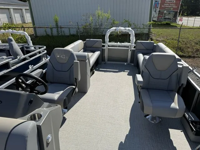 Slide: The Image of Tahoe Sport 85 - 23 FT Quad Lounger 2026 - 9