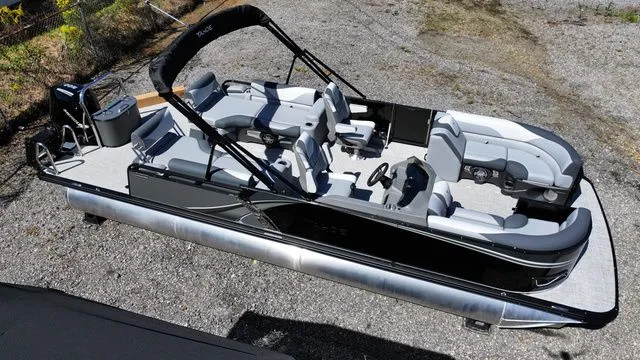 The Image of Tahoe LTZ - 25 FT Quad Lounger Shift 2026 - 1