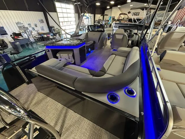 Slide: The Image of Tahoe LTZ - 23 FT Elite Windshield 2026 - 11