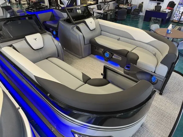 Slide: The Image of Tahoe LTZ - 23 FT Elite Windshield 2026 - 3