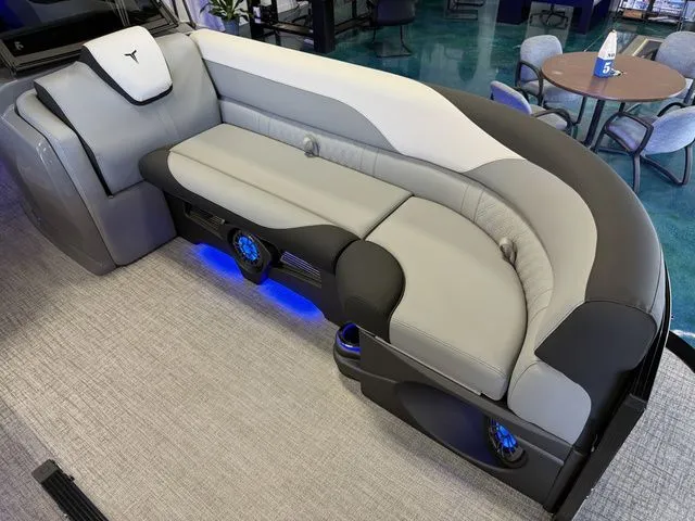 Slide: The Image of Tahoe LTZ - 23 FT Elite Windshield 2026 - 4