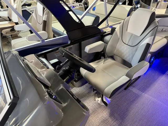 Slide: The Image of Tahoe LTZ - 23 FT Elite Windshield 2026 - 6