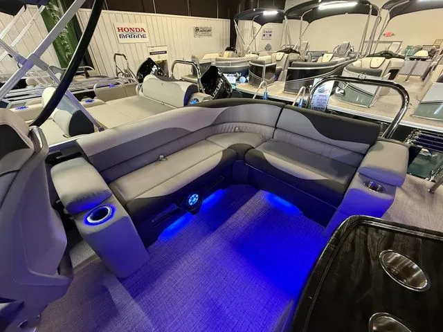 Slide: The Image of Tahoe LTZ - 23 FT Elite Windshield 2026 - 8