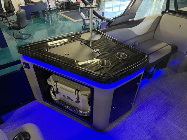 Slide: The Image of Tahoe LTZ - 23 FT Elite Windshield 2026 - 9