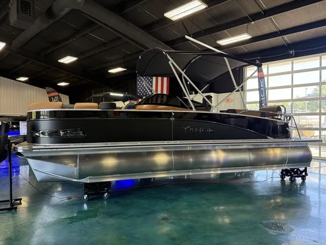 The Image of Tahoe Cascade - Quad Lounger Shift Windshield 2026 - 1