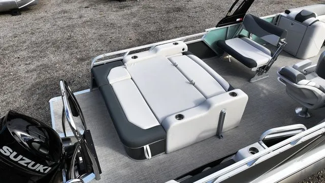 Slide: The Image of Tahoe LTZ - 23 FT Entertainer 2026 - 10