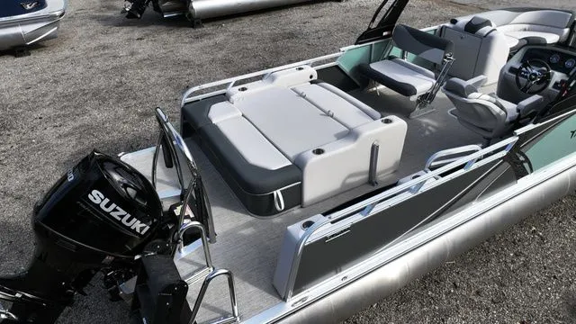 Slide: The Image of Tahoe LTZ - 23 FT Entertainer 2026 - 5