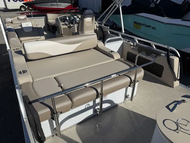 Slide: The Image of Tahoe LTZ - 23 FT Versatile Rear Bench 2026 - 10