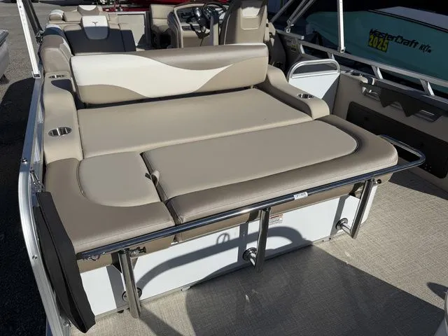 Slide: The Image of Tahoe LTZ - 23 FT Versatile Rear Bench 2026 - 11