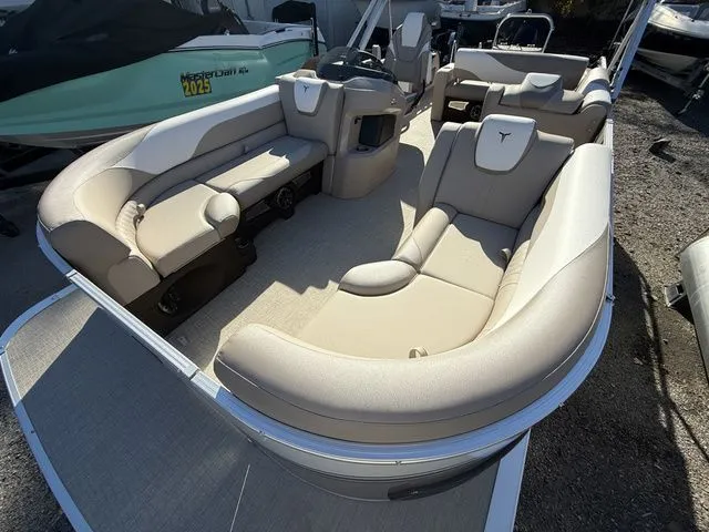 Slide: The Image of Tahoe LTZ - 23 FT Versatile Rear Bench 2026 - 14