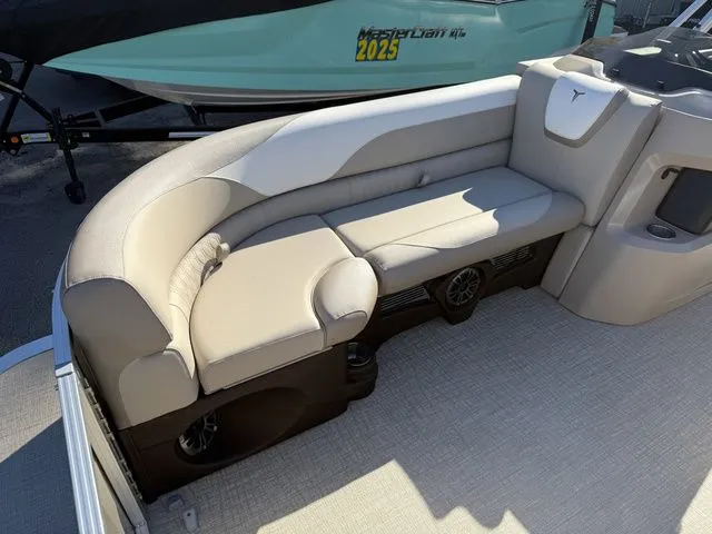 Slide: The Image of Tahoe LTZ - 23 FT Versatile Rear Bench 2026 - 15