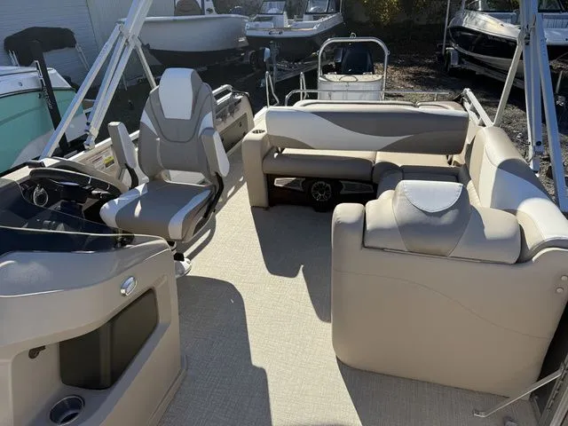 Slide: The Image of Tahoe LTZ - 23 FT Versatile Rear Bench 2026 - 16