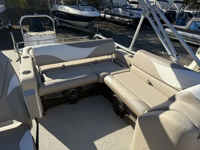 Slide: The Image of Tahoe LTZ - 23 FT Versatile Rear Bench 2026 - 17