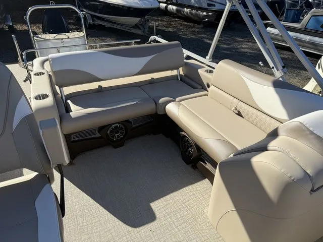 Slide: The Image of Tahoe LTZ - 23 FT Versatile Rear Bench 2026 - 18