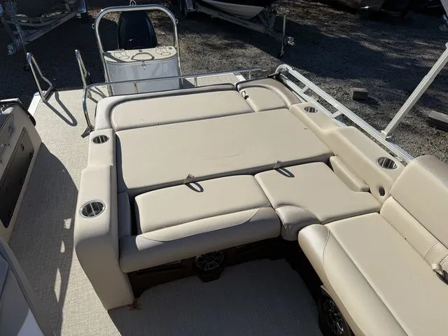 Slide: The Image of Tahoe LTZ - 23 FT Versatile Rear Bench 2026 - 19