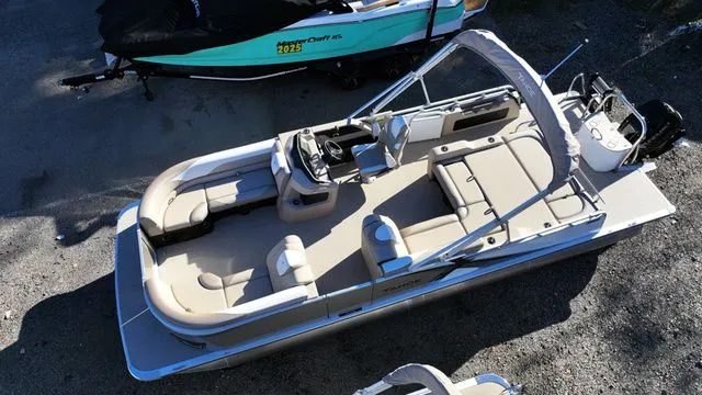 Slide: The Image of Tahoe LTZ - 23 FT Versatile Rear Bench 2026 - 3