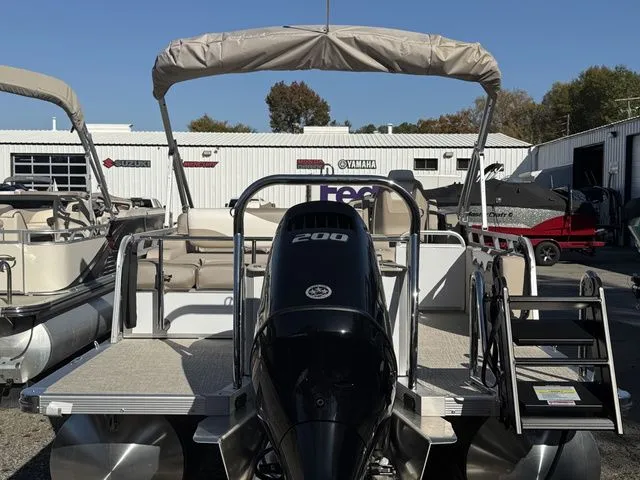 Slide: The Image of Tahoe LTZ - 23 FT Versatile Rear Bench 2026 - 7