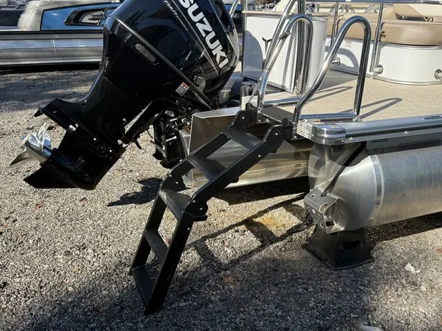 Slide: The Image of Tahoe LTZ - 23 FT Versatile Rear Bench 2026 - 8