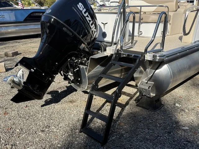 Slide: The Image of Tahoe LTZ - 23 FT Versatile Rear Bench 2026 - 9