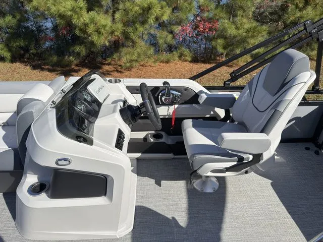 Slide: The Image of Tahoe LTZ - 23 FT Entertainer 2026 - 10