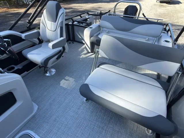 Slide: The Image of Tahoe LTZ - 23 FT Entertainer 2026 - 12