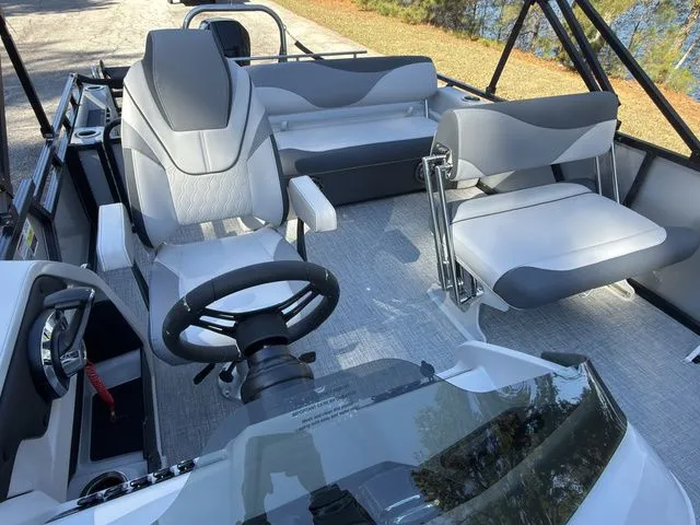 Slide: The Image of Tahoe LTZ - 23 FT Entertainer 2026 - 13