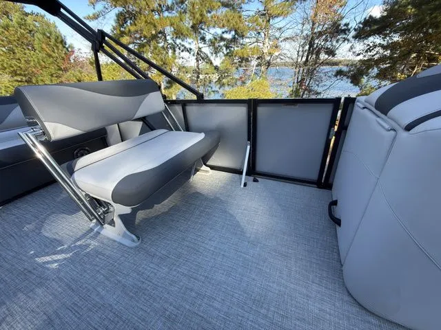 Slide: The Image of Tahoe LTZ - 23 FT Entertainer 2026 - 14