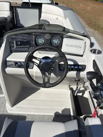 Slide: The Image of Tahoe LTZ - 23 FT Entertainer 2026 - 18